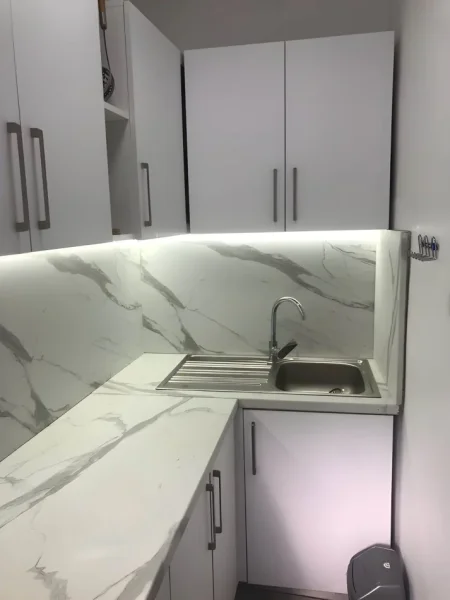 Tirane, jepet me qera apartament 2+1+Ballkon Kati 4, 80 m² 550 € (Rruga e Dibrës)