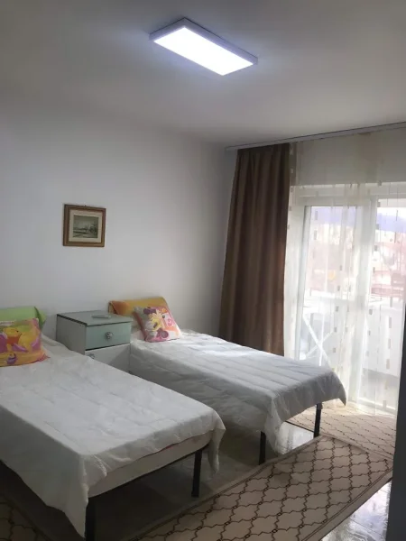 Tirane, jepet me qera apartament 2+1+Ballkon Kati 4, 80 m² 550 € (Rruga e Dibrës)