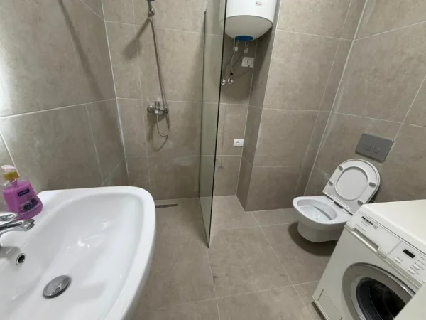 Tirane, jepet me qera apartament 1+1 Kati 7, 