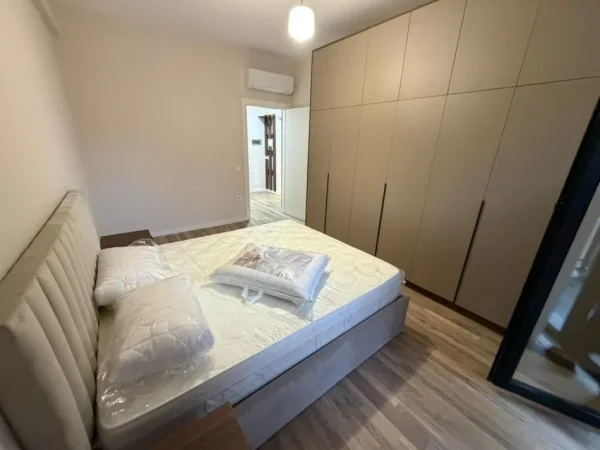 Tirane, jepet me qera apartament 1+1 Kati 7, 