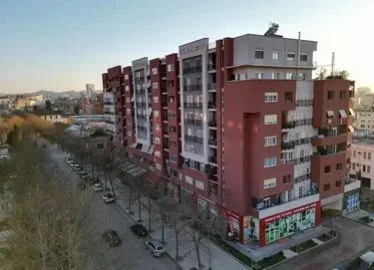 Tirane, jepet me qera apartament 1+1 Kati 4, 60 m² 400 € (5 MAJI)