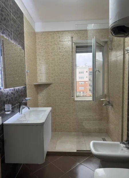 Tirane, jepet me qera apartament 2+1+Ballkon Kati 3, 106 m² 750 € (Rr Jordan Misja, Prane Bulevardit te Ri)