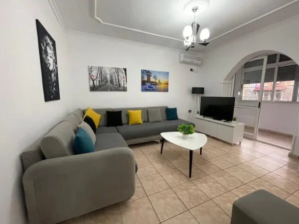 Tirane, jepet me qera apartament 1+1 Kati 2, 70 m² 650 € (Shkolla e Kuqe)