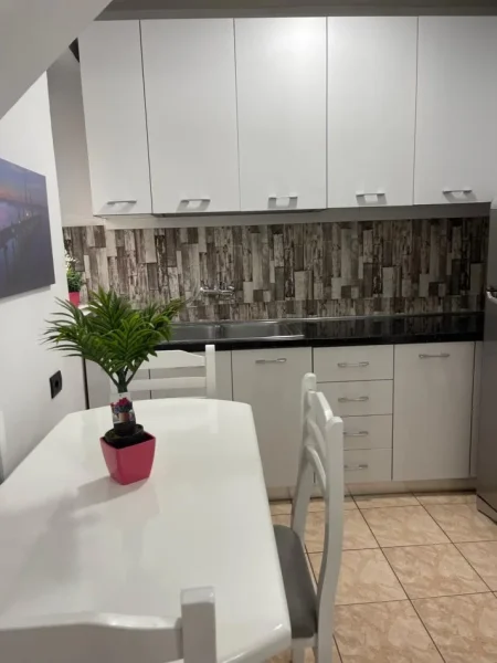 Tirane, jepet me qera apartament 1+1 Kati 2, 70 m² 650 € (Shkolla e Kuqe)