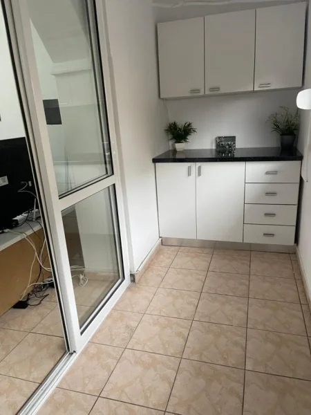 Tirane, jepet me qera apartament 1+1 Kati 2, 70 m² 650 € (Shkolla e Kuqe)