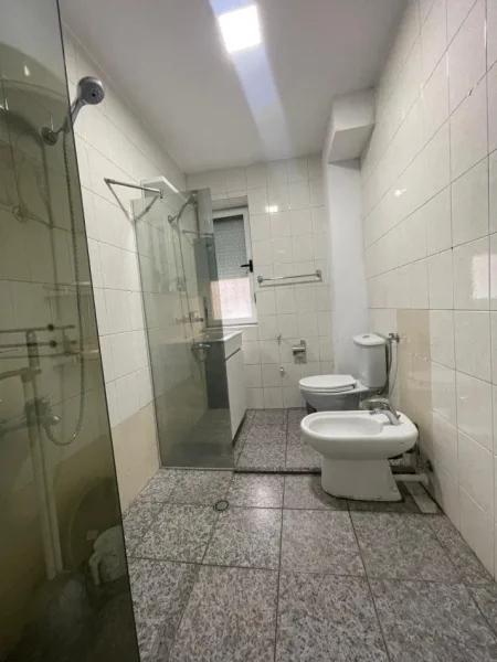 Tirane, jepet me qera apartament 1+1 Kati 2, 70 m² 650 € (Shkolla e Kuqe)