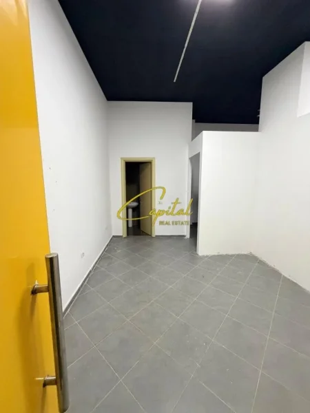 Tirane, jepet me qera ambjent biznesi Kati 0, 75 m² 330 € (21 DHJETORI)
