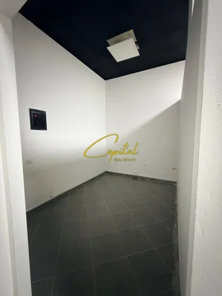 Tirane, jepet me qera ambjent biznesi Kati 0, 75 m² 330 € (21 DHJETORI)