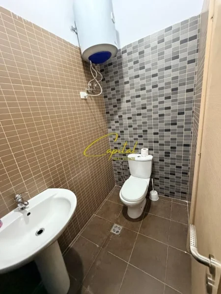 Tirane, jepet me qera ambjent biznesi Kati 0, 75 m² 330 € (21 DHJETORI)