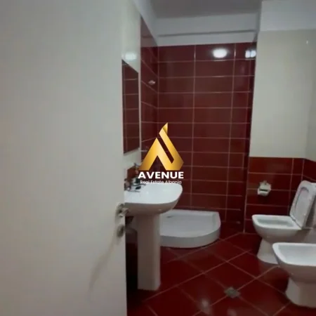 Shqiperi, jepet me qera apartament 1+1 Kati 2, 850 € (Rruga Hamdi Sina)