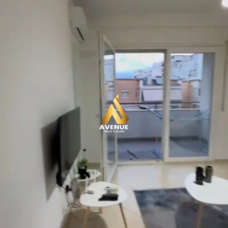 Shqiperi, jepet me qera apartament 1+1 Kati 2, 850 € (Rruga Hamdi Sina)