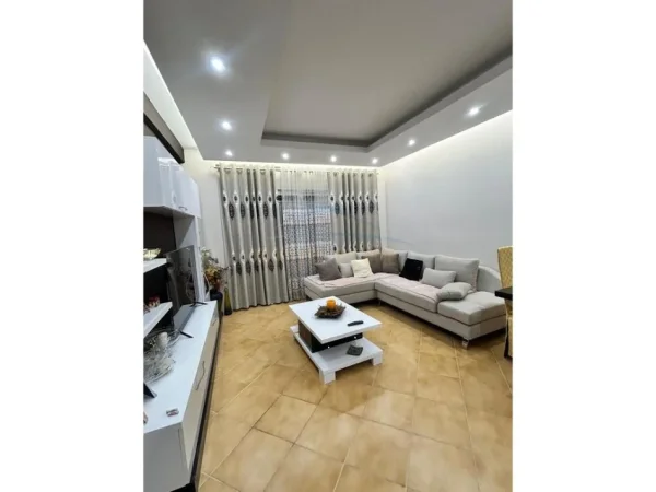 Tirane, jepet me qera apartament 2+1 Kati 1, 107 m² 450 € (FRESKU)