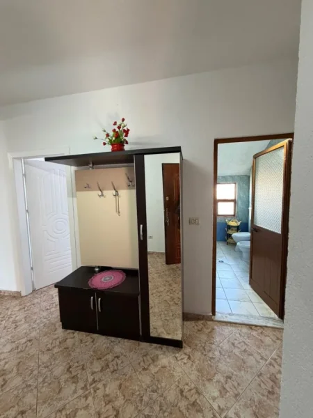 Tirane, jepet me qera apartament 3+1+2 , 450 € (Përballë Gjykatës Administrative, Don Bosko)