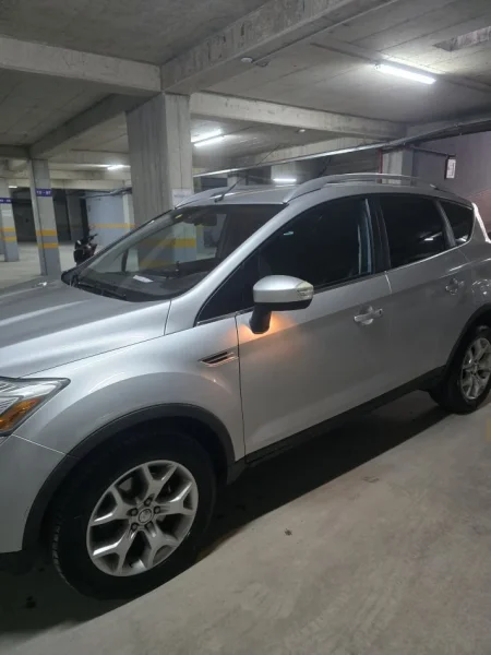 Tirane, shitet SUV Ford Kuga 2010 Nafte, gri metalizato automatik Kondicioner 241.000 km 6.950 €