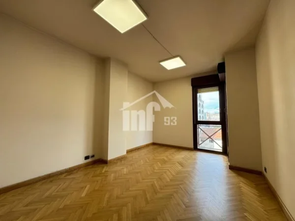 Tirane, jepet me qera zyre Kati 7, 130 m² 1.800 € (RRUGA “ABDI TOPTANI”, PRANË SHESHIT “SKËNDERBEJ”)