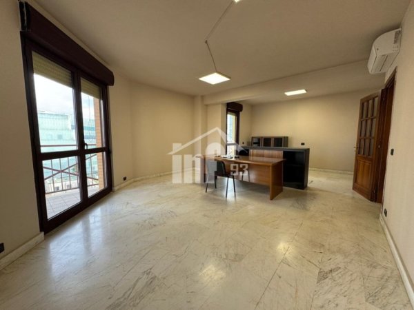 Tirane, jepet me qera zyre Kati 7, 130 m² 1.800 € (RRUGA “ABDI TOPTANI”, PRANË SHESHIT “SKËNDERBEJ”)