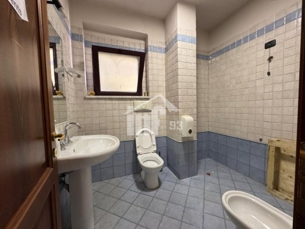 Tirane, jepet me qera zyre Kati 7, 130 m² 1.800 € (RRUGA “ABDI TOPTANI”, PRANË SHESHIT “SKËNDERBEJ”)