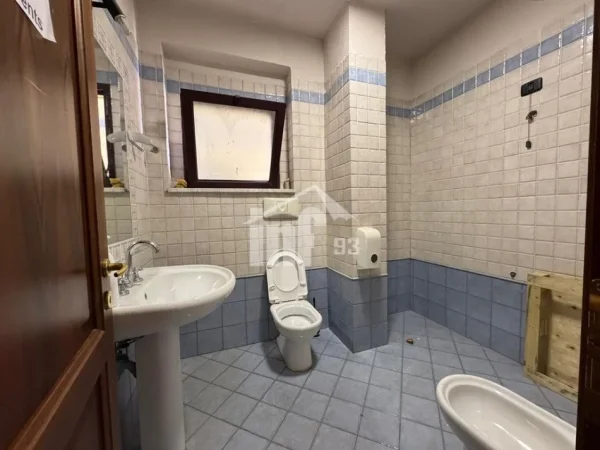 Tirane, jepet me qera zyre Kati 7, 130 m² 1.800 € (RRUGA “ABDI TOPTANI”, PRANË SHESHIT “SKËNDERBEJ”)