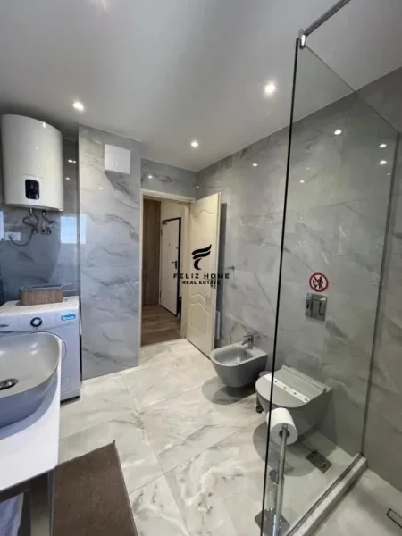 Tirane, jepet me qera apartament 1+1 Kati 11, 70 m² 870 € (QENDER)