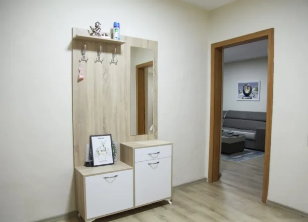 Tirane, jepet me qera apartament 3+1 Kati 2, 600 € (Rruga Jakov Xoxa)