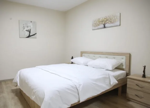 Tirane, jepet me qera apartament 3+1 Kati 2, 600 € (Rruga Jakov Xoxa)