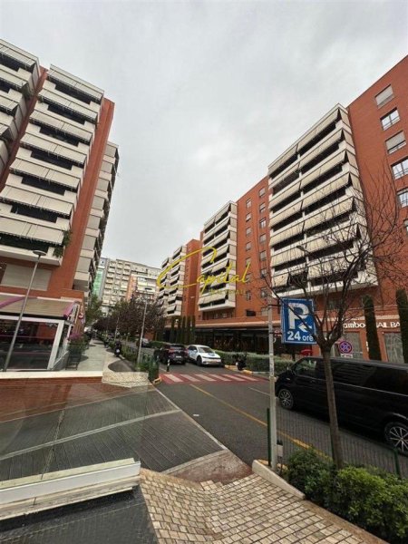 Tirane, jepet me qera zyre Kati 3, 250 m² 2.500 € (21 DHJETORI)