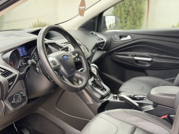 Durres, shitet SUV FORD KUGA 2.0 Nafte, gri e erret automatik Klima