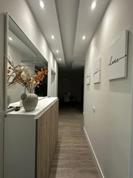 Tirane, jepet me qera apartament 2+1 Kati 2, 1.000 € (TEG – Tirana East Gate)