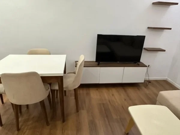 Tirane, jepet me qera apartament 1+1+Ballkon Kati 1, 70 m² 500 € (SELVIA)