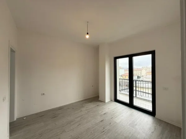 Tirane, jepet me qera ambjent biznesi Kati 3, 100 m² 1.000 € (Rruga e Barrikadave)