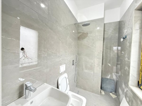 Tirane, jepet me qera ambjent biznesi Kati 3, 100 m² 1.000 € (Rruga e Barrikadave)