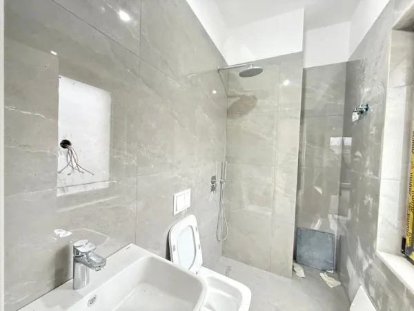 Tirane, jepet me qera ambjent biznesi Kati 3, 100 m² 1.000 € (Rruga e Barrikadave)