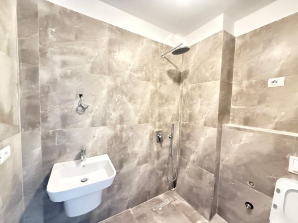 Tirane, jepet me qera ambjent biznesi Kati 3, 100 m² 1.000 € (Rruga e Barrikadave)