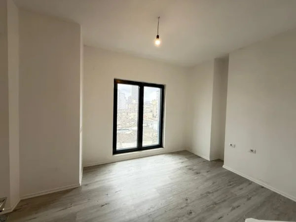 Tirane, jepet me qera ambjent biznesi Kati 3, 100 m² 1.000 € (Rruga e Barrikadave)