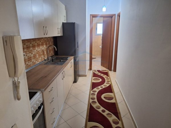 Tirane, jepet me qera apartament 1+1 Kati 1, 72m² 500 € (Komuna e parisit)