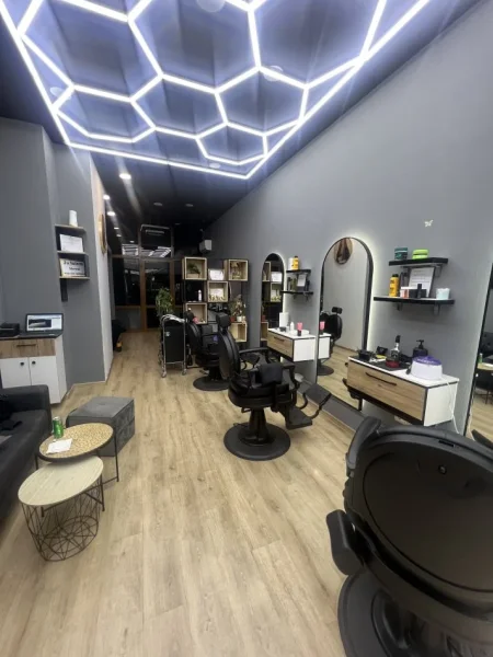 Tirane, shes Shitet Biznesi Berberi/Parukeri 11.000 €