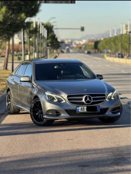 Tirane, shes makine Mercedes E200 Nafte, gri e erret automatik 230 km 10.500 €