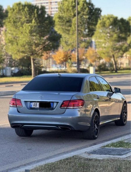 Tirane, shes makine Mercedes E200 Nafte, gri e erret automatik 230 km 10.500 €