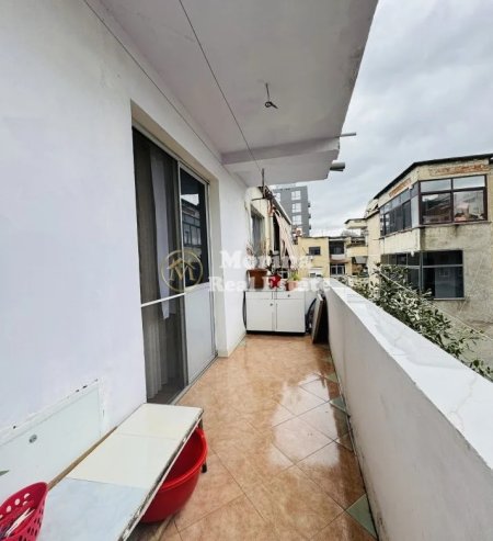 Tirane, jepet me qera apartament 1+1+Aneks Kati 5, 80 m² 750 € (Stadiumi Dinamo)