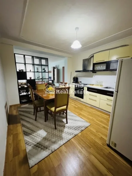 Tirane, jepet me qera apartament 1+1+Aneks Kati 5, 80 m² 750 € (Stadiumi Dinamo)