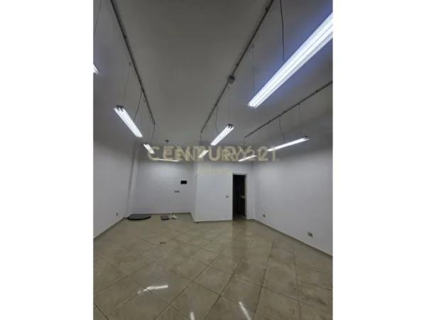 Tirane, jepet me qera ambjent biznesi Kati 0, 110 m² 1.000 € (Selvia)