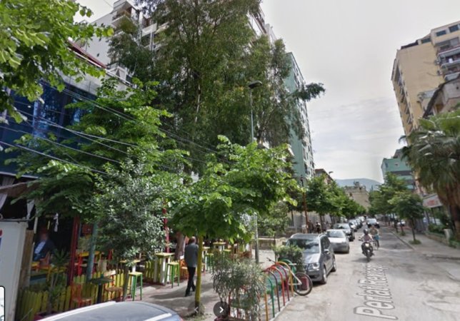 Garazh me qira 8.1 m gjatësi x 2.65 m gjerësi, me qepen metalik të telekomanduar, €150/muaj, Rr. Vaso Pasha, (pranë Tiki Bar)