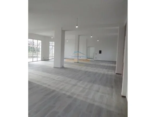 Tirane, jepet me qera ambjent biznesi , 500 m² 2.000 € (PASKUQAN)