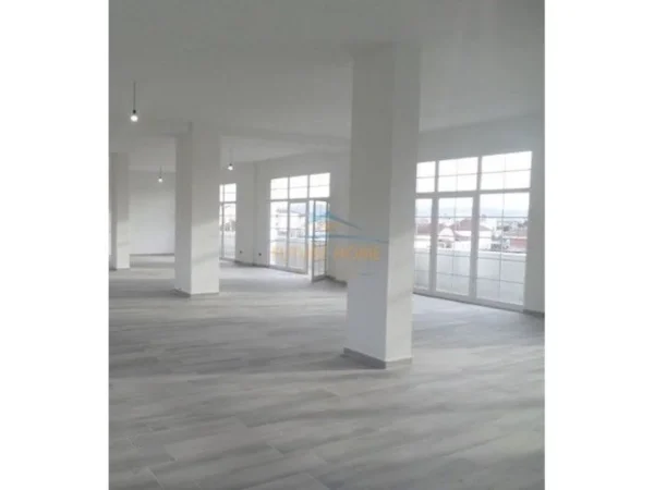 Tirane, jepet me qera ambjent biznesi , 500 m² 2.000 € (PASKUQAN)