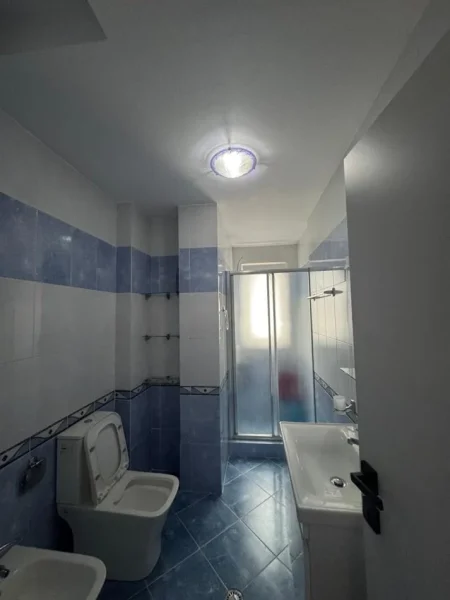 Tirane, jepet me qera apartament 2+1+Ballkon Kati 2, 100 m² 50.000 leke i pa diskutueshem