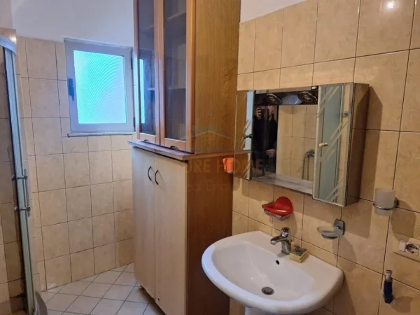 Tirane, jepet me qera apartament 1+1 Kati 1, 72 m² 500 € (Komuna e Parisit prane Kristal Center)
