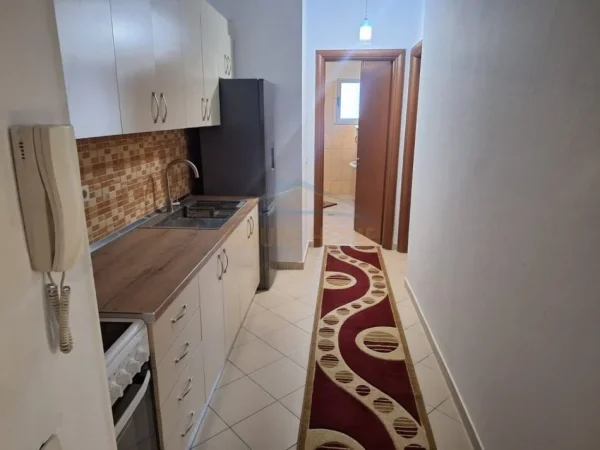 Tirane, jepet me qera apartament 1+1 Kati 1, 72 m² 500 € (Komuna e Parisit prane Kristal Center)