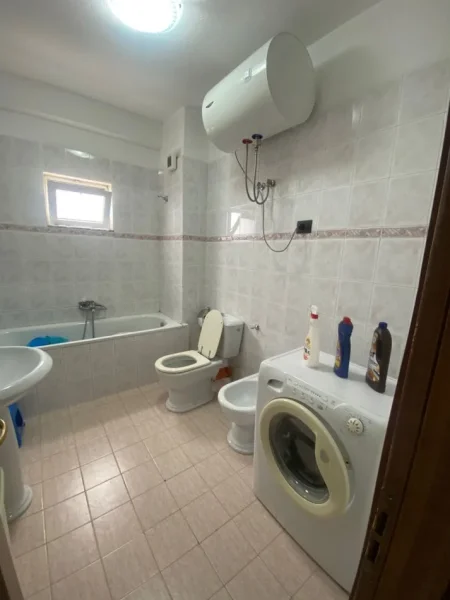 Tirane, jepet me qera apartament 2+1 , 80 m² 650 € 