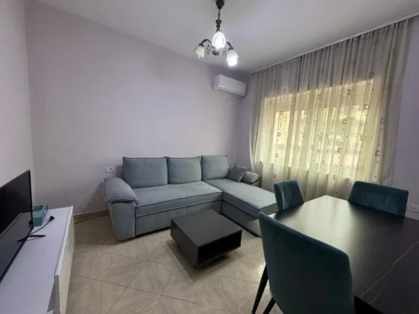Tirane, jepet me qera apartament 1+1 Kati 3, 60 m² 450 € (Rr. Ali Demi (prane shkolles 1 Maji))