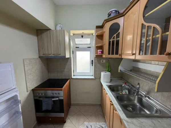 Tirane, jepet me qera apartament 1+1 Kati 3, 60 m² 450 € (Rr. Ali Demi (prane shkolles 1 Maji))